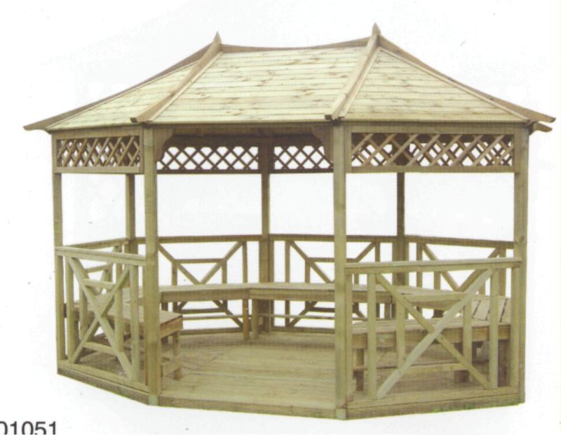 Drewniana altana ogrodowa z ażurowymi ściankami i stołem z ławkami wewnątrz, sześciokątny kształt, jasne drewno, widok z przodu.